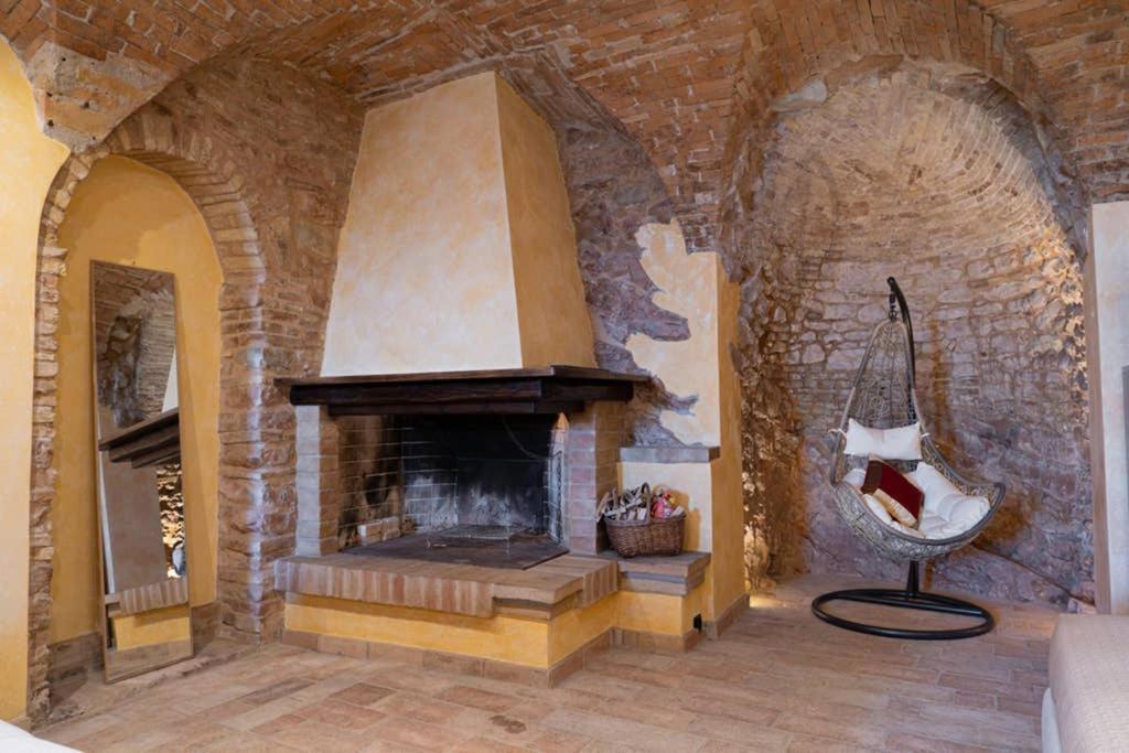 Another Brick In The Vault Spello Extérieur photo